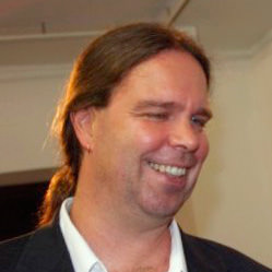 Portrait lächelnder Mann mit langen Haaren